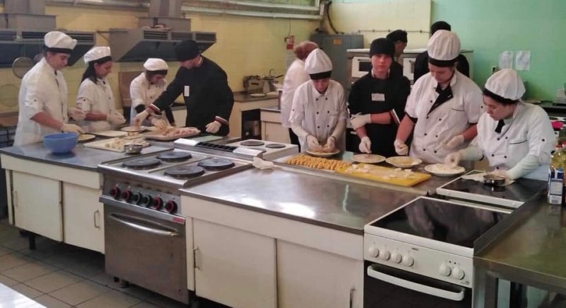 Иновативен урок в Сопот! Зрелостници-кулинари готвиха със свои гости в учебния ресторант