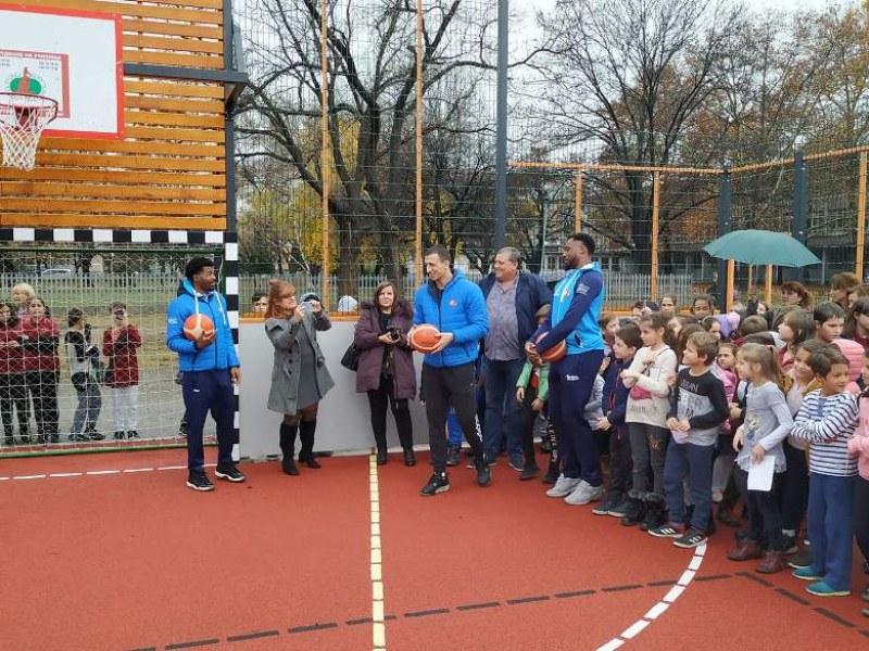 Академик Бултекс 99 откри нова баскетболна площадка в пловдивско училище, показаха трикове на малчуганите