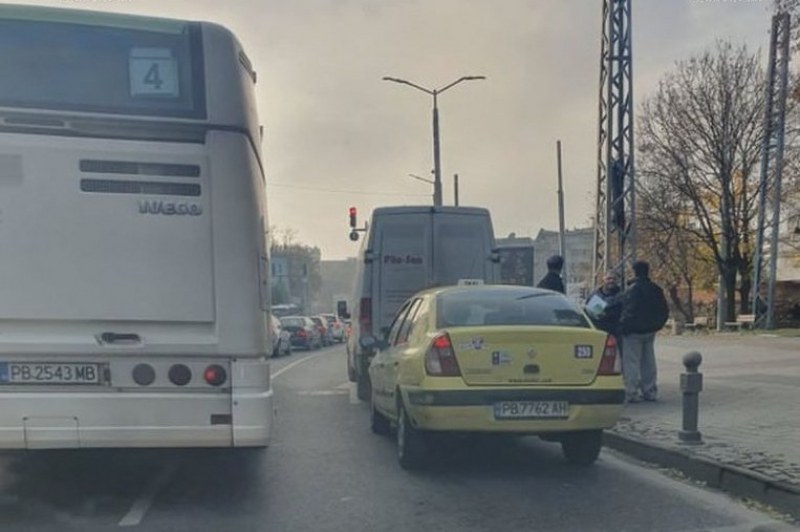 Такси и бус се удариха край Чифте баня в Пловдив