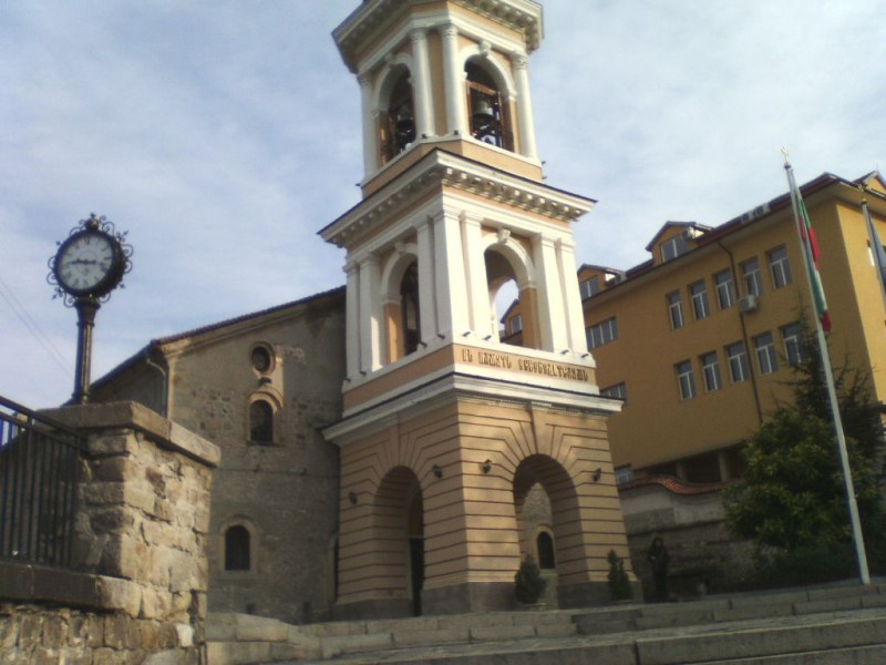 Часовник-бижу отмерва времето в двора на храма “Света Богородица“ в Стария Пловдив