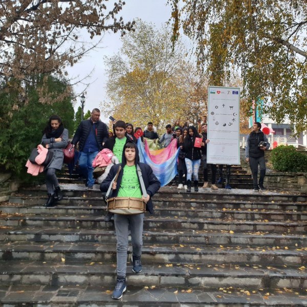 Парад на толерантността превзе Карлово с музика и цветове, пренася се и в Сопот