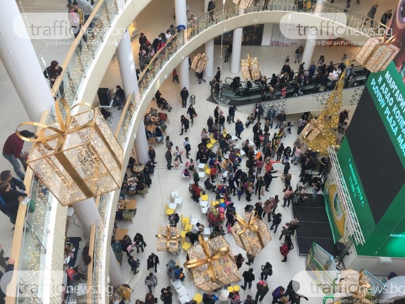 Три дни големите търговски центрове в града са пълни с хора, покрай магазините има задръствания