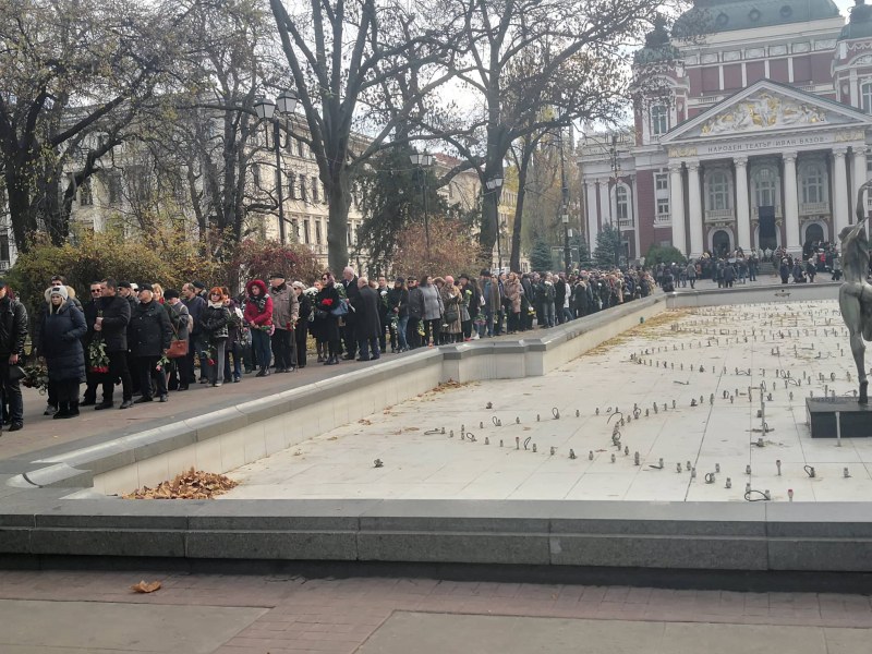 Да се сбогуват с Ламбо: Знаменитости и стотици обикновени хора се наредиха на опашка