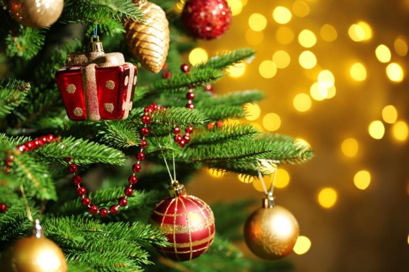 Коледната елха в Брезово засиява, концерти, базар и конкурс създават настроение