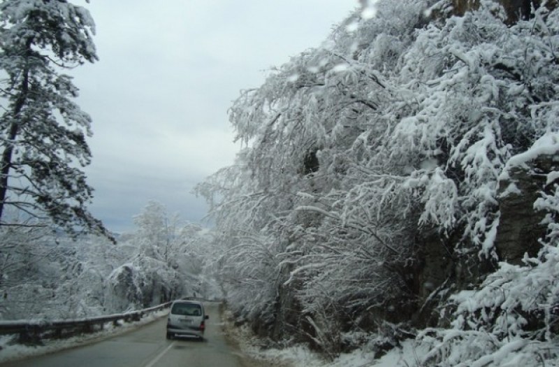 Пътищата в Асеновградско са почистени, снежната покривка достига 25 см във високите части