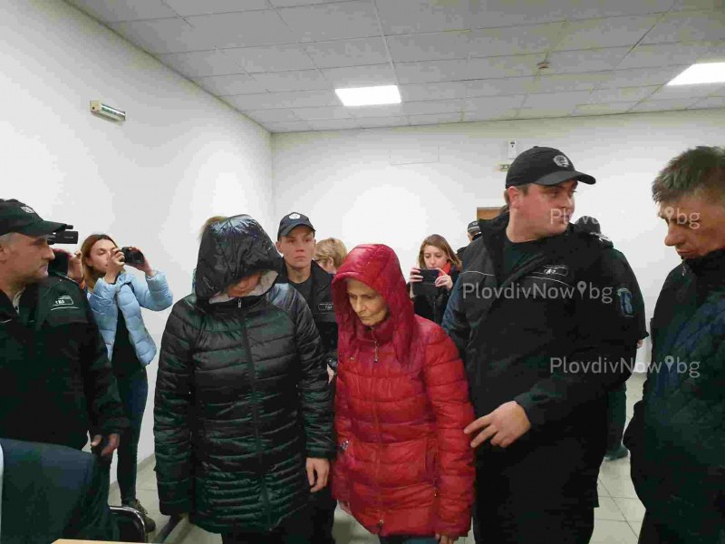 Семейството, източило 3 млн. от НОИ, се появи в съда, маскирано с качулки
