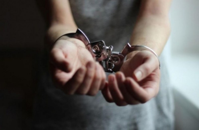Арестуваха 18-годишен дилър в Карлово, пренасял дрога в тайник на Мерцедес