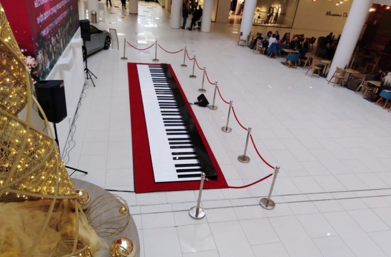 Най-голямото пиано в света дойде да свири в Пловдив