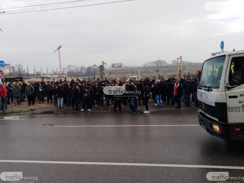 Стотици се събраха пред стадиона на ПФК “Ботев“ с викове “Искаме си Колежа“