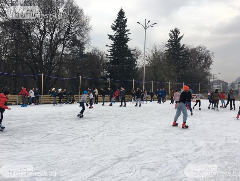 Десетки пловдивчани превзеха ледената пързалка на площад “Централен“