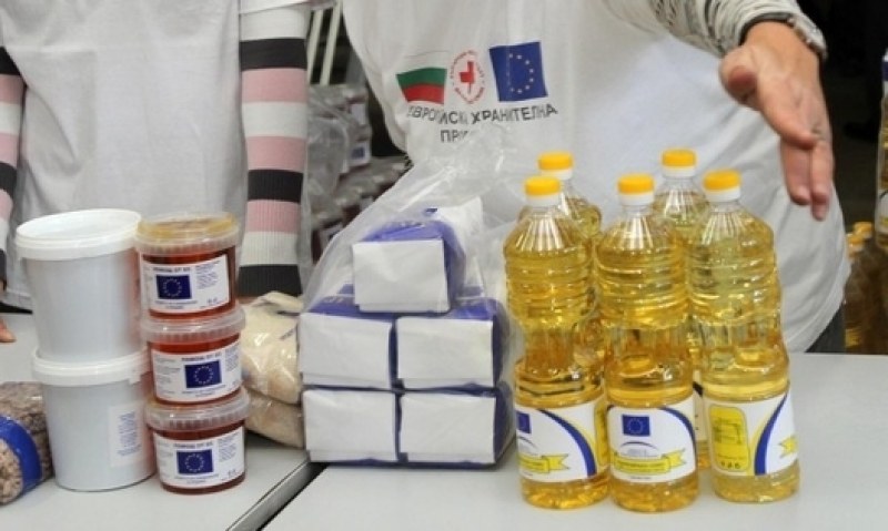 Раздават хранителни продукти в Раковски от Българския червен кръст