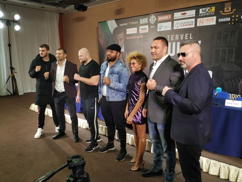 Звездите от боксовата гала с открита тренировка за пловдивчани утре