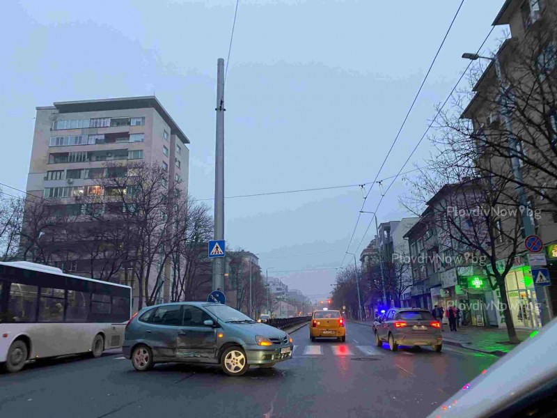 Катастрофа на натоварен пловдивски булевард затруднява движението