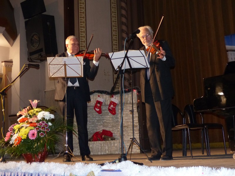 Коледният благотворителен концерт за нова детска клиника препълни залата на Военния клуб СНИМКИ