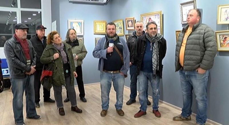 “Направи подарък“! Осем художници подредиха коледна изложба в асеновградска галерия