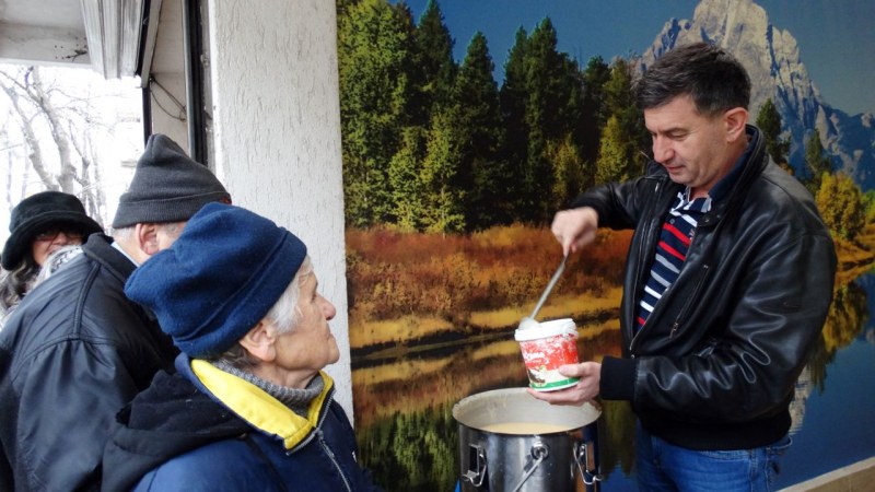 Пловдивски бизнесмен раздаде топъл обяд на хората
