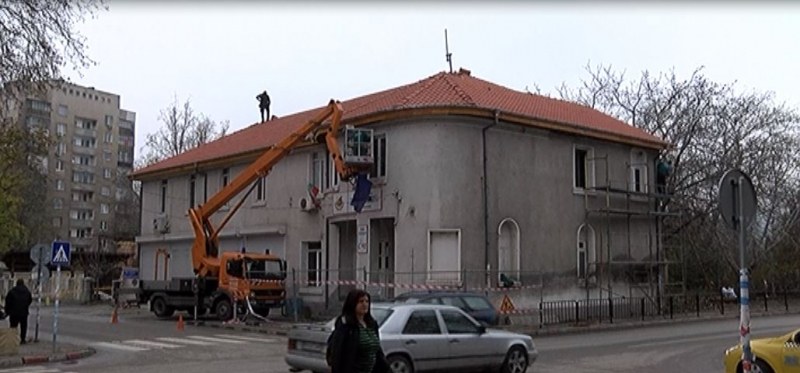 Ремонтът на покрива на пожарната в Асеновград е на финал