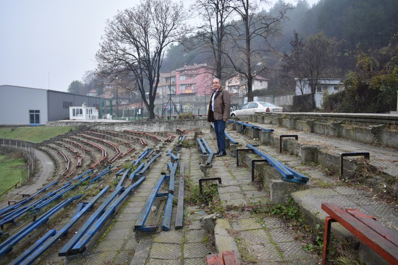 Стадионът в Асеновград в окаяно състояние, търсят финансиране за ремонт