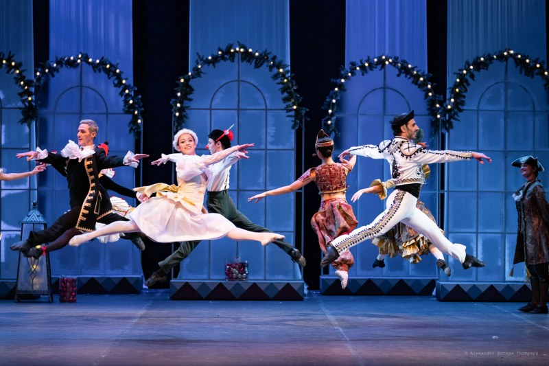 Вълшебна феерия с танцуващи балерини на палци завзема днес сцената на Дома на културата