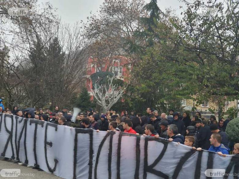 Фенове на Локомотив Пд на протест пред Община Пловдив с плакат “Не разделяйте Пловдив“