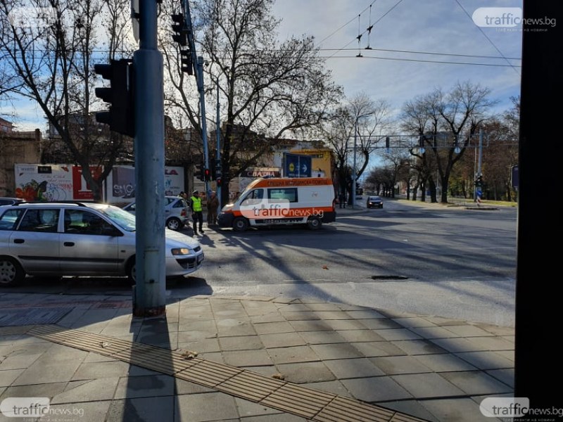 Отново катастрофа в центъра на Пловдив! Откараха две жени в болница