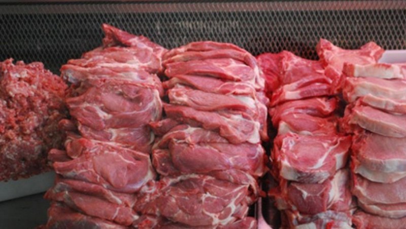 Конфискуваха 35 кг съмнително свинско месо от пазара в Кричим