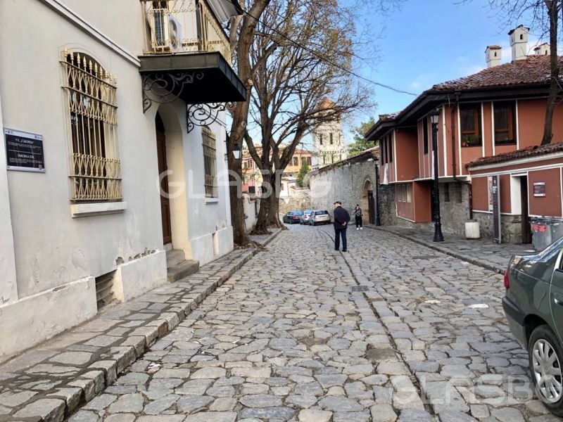 Стискайте! В Стария град естествените нужди са лукс