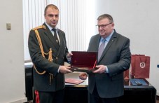 Сотир Цацаров награди с нож шефа на пловдивската полиция заради серия успешни разследвания sotir-tsatsarov-nagradi-nozh-shefa-642.jpg