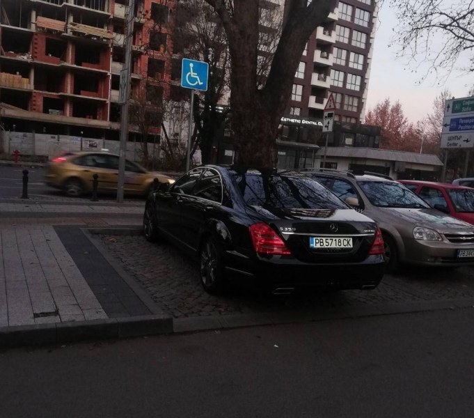 Мястото за инвалиди - най-привлекателно за паркиране на лъскави возила в Пловдив