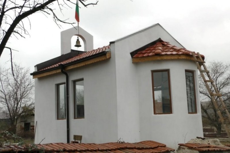 Хисарско село се радва на първия си параклис, търси помощ за изографисването му