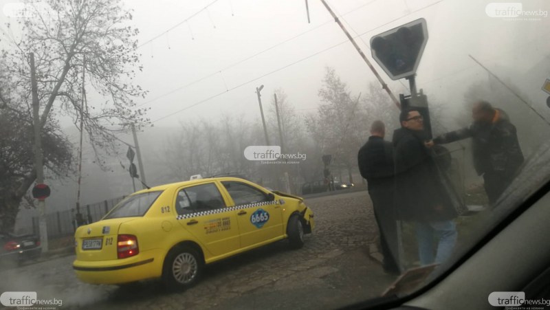 Такси и бургаски автомобил се удариха на прелез в Пловдив