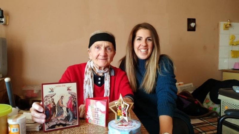 Пловдивски доброволци внасят коледния дух при самотни хора с кампанията си “На Коледа не си сам!“