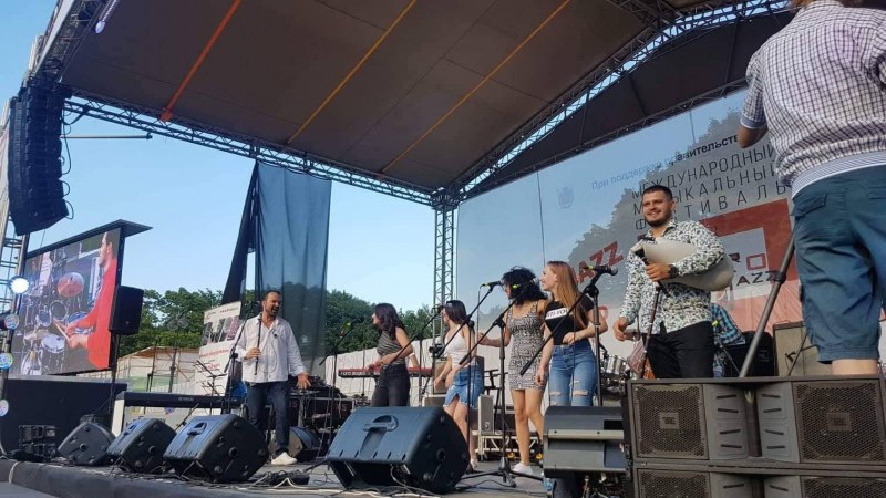 “Въгленчетата“ от студентска формация “Жарава“ разпалват Коледния дух пред общината в понеделник
