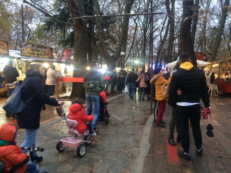 Българи превзеха „града на мечтите“ в Гърция да пазаруват за Коледа СНИМКИ