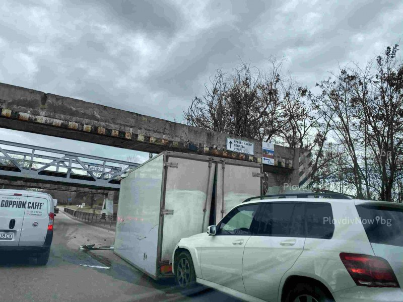 Катастрофа на Гребната: Камион се удари в ЖП моста, адвокат се наниза с Мерцедеса си в него