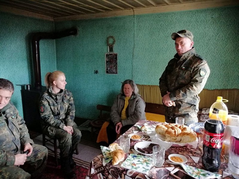 В духа на Коледа: Карловски военни върнаха надеждата на хора в нужда