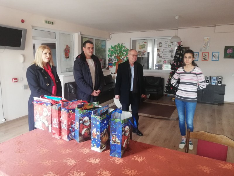 Зарадваха с подаръци деца от център за настаняване в Пловдив
