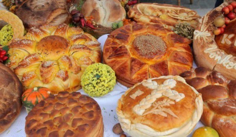 Аромат на хляб изкушава Хисаря, вкусен базар отваря врати