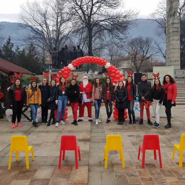 Младежите от Карлово изпращат доволни 2019, впускат се в предизвикателствата на 2020