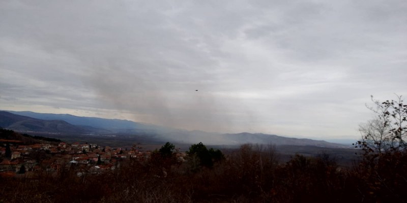 Необичайни облаци дим стреснаха жителите на Перущица и Кричим