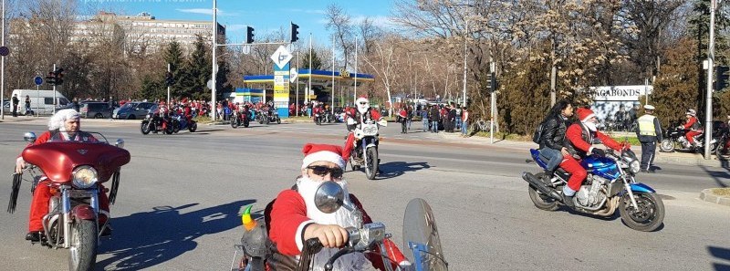 Рокери с одежди на дядо Коледа обикалят Пловдив на мотори