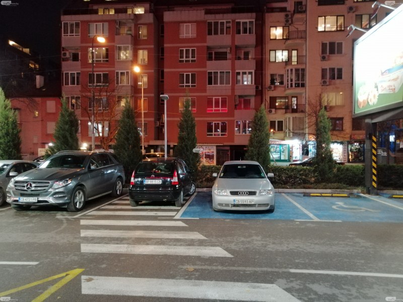 Шофьори редовно превръщат пешеходна пътека в паркинг пред жилищен комплекс в Пловдив