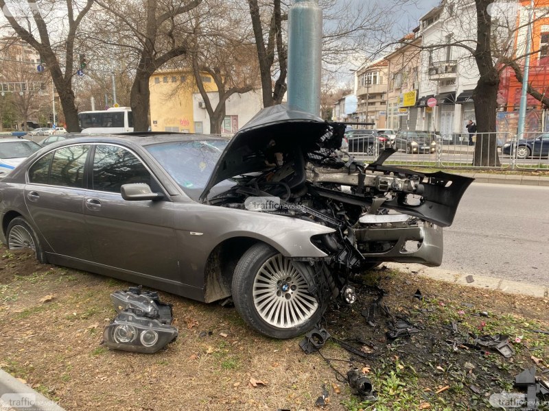 Друсан пловдивчанин е шофирал BMW-то, размазало се в стълб! Арестуваха го