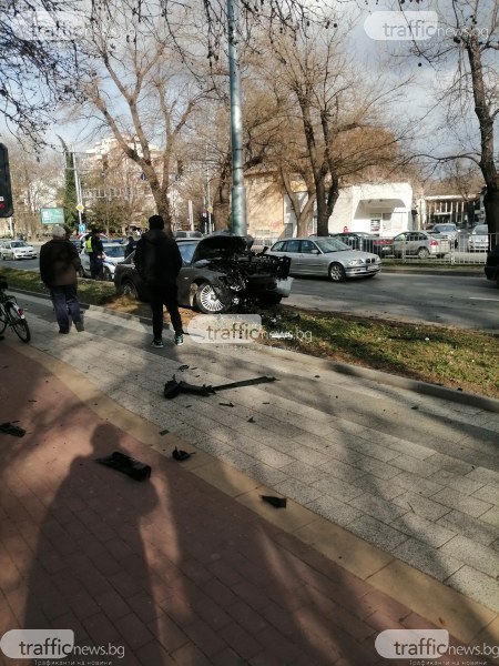 Две коли се помляха на голям пловдивски булевард