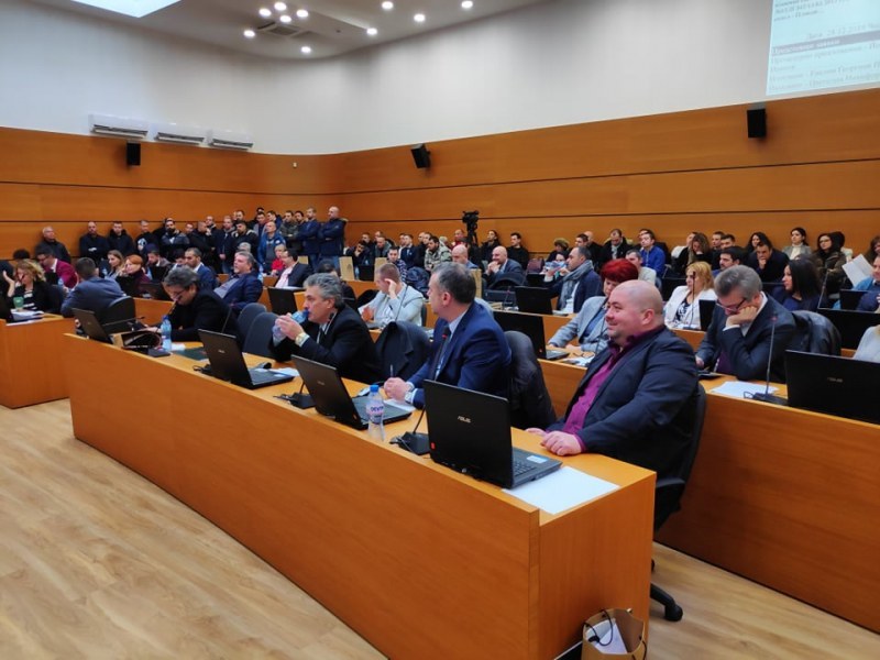 Хората на Каназирева бранеха 120-милионния заем, пълен пас от съветниците от ГЕРБ