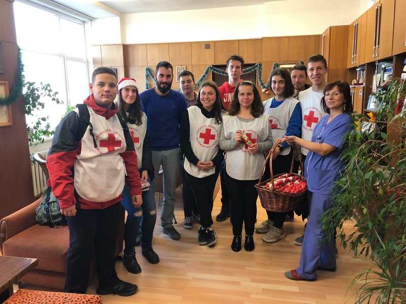 Младежите от БЧК раздадоха над 200 коледни подаръка на децата в пловдивските болници