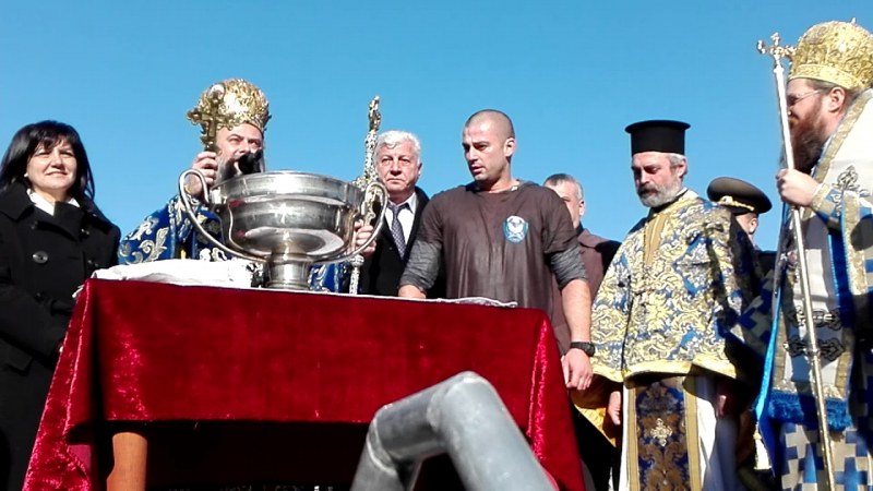 Пловдивчани почитат годишнината на Ботев и вадят кръста от ледените води на Марица