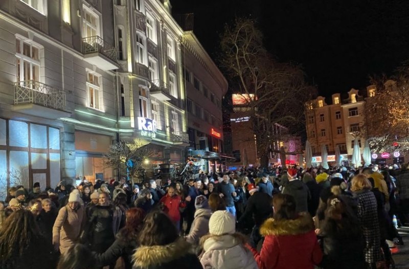 Хоро с хиляди хора се изви в центъра на Пловдив