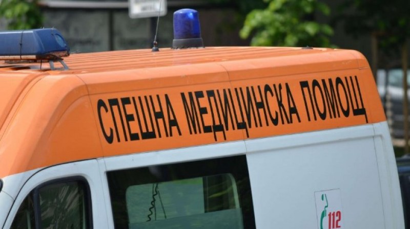 Мерцедес в насрещното се преобърна в канавка край Карлово, трима младежи са в болница