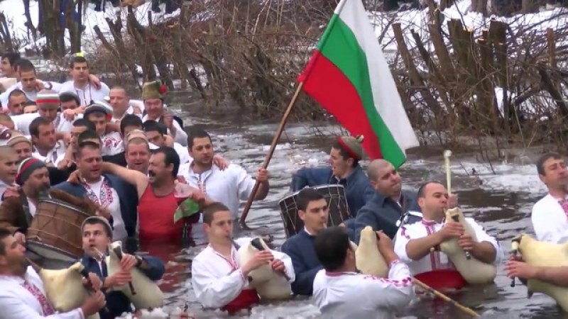 Освещават бойните знамена в Карлово на Йордановден, смели мъже спасяват кръста от ледените води